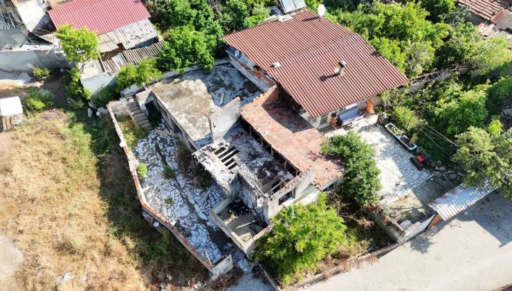Nazilli’de 25 metruk bina yıkıldı