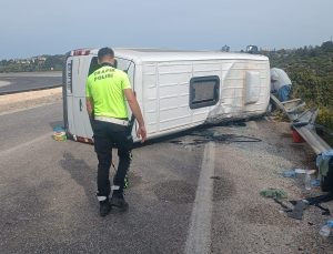 Otomobille çarpışan yolcu minibüsü yan yattı: 10 yaralı