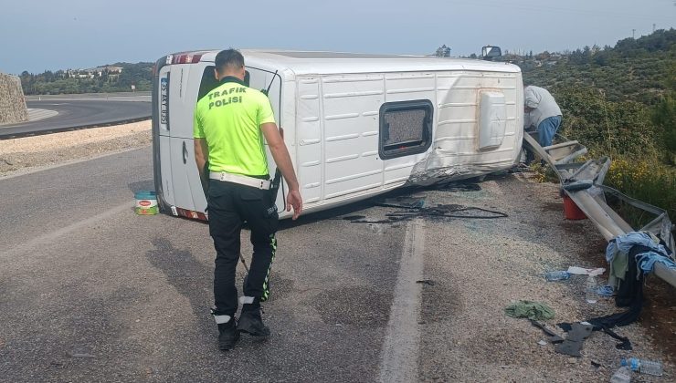 Otomobille çarpışan yolcu minibüsü yan yattı: 10 yaralı