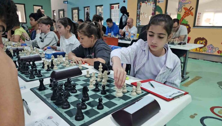 Satrançta hamleler bu kez gençlik bayramı için yapıldı