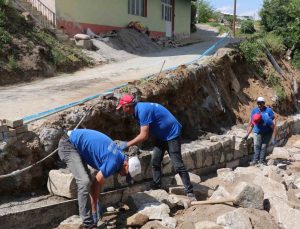 Yeniköy Mahallesi’nde yol ve taş duvar çalışmaları devam ediyor