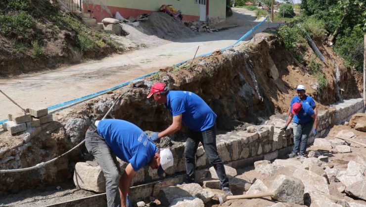 Yeniköy Mahallesi’nde yol ve taş duvar çalışmaları devam ediyor