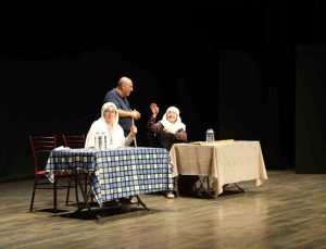 Aydın’da ’Lokanta’ oyunu tiyatroseverlerden tam not aldı