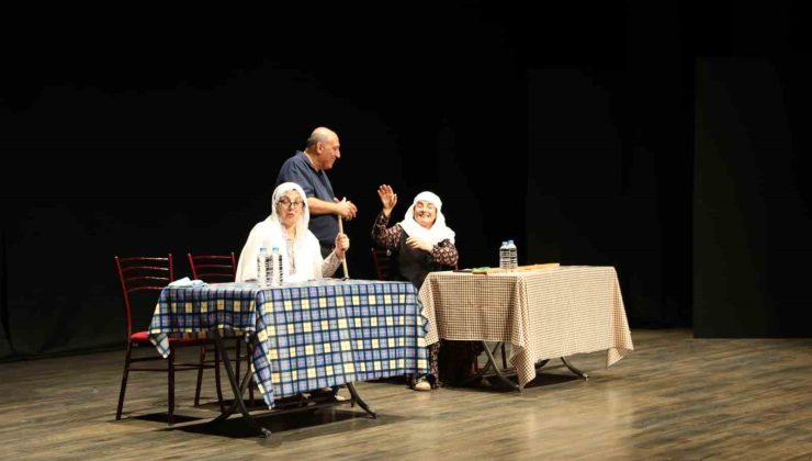 Aydın’da ’Lokanta’ oyunu tiyatroseverlerden tam not aldı