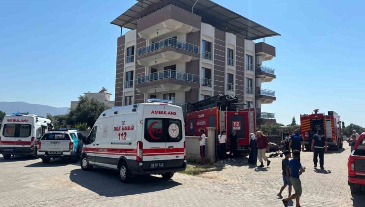 Çatıdaki kartonlar alev aldı, 4 kişi dumandan etkilendi