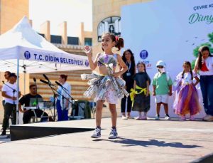 Didim’de minik tasarımcılar geri dönüşüm defilesiyle çevreye dikkat çekti