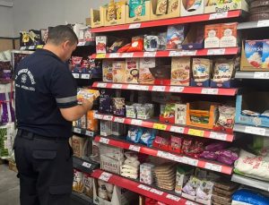 Germencik’te zabıta ekipleri marketlerde etiket ve son kullanma tarihi kontrolü yaptı