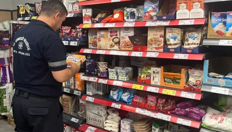 Germencik’te zabıta ekipleri marketlerde etiket ve son kullanma tarihi kontrolü yaptı