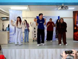 Gezici tiyatro, öğrencileri sanatla buluşturdu