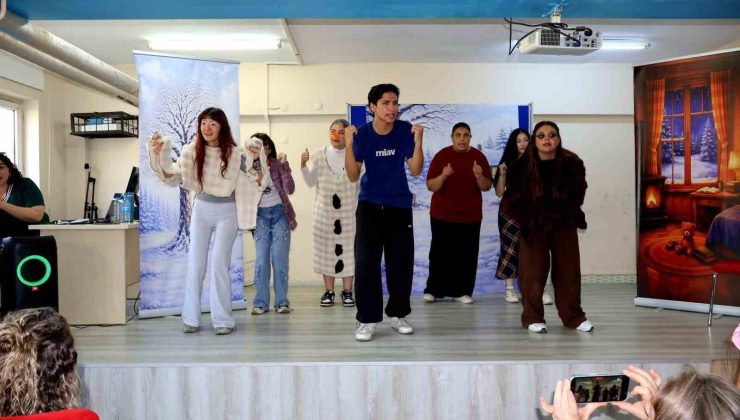 Gezici tiyatro, öğrencileri sanatla buluşturdu