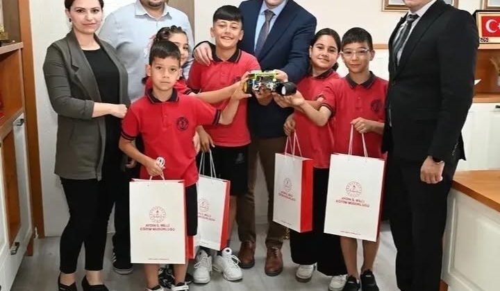 Koçarlı’nın ’Neşe Robot’u Türkiye üçüncüsü oldu