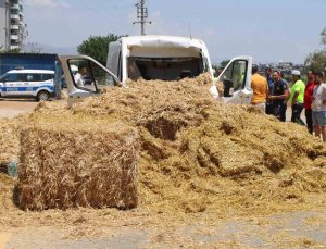 Köprüye takılan saman balyaları kamyonetin üzerine devrildi
