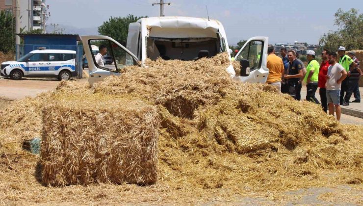 Köprüye takılan saman balyaları kamyonetin üzerine devrildi