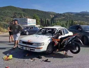 Motosiklet otomobile ok gibi saplandı