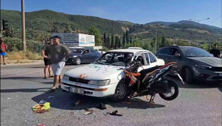 Motosiklet otomobile ok gibi saplandı