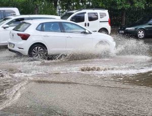 On dakika yağdı, yollar göle döndü