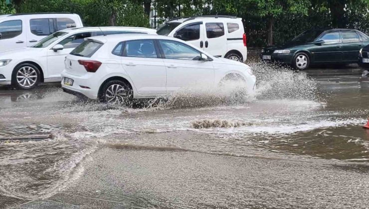 On dakika yağdı, yollar göle döndü
