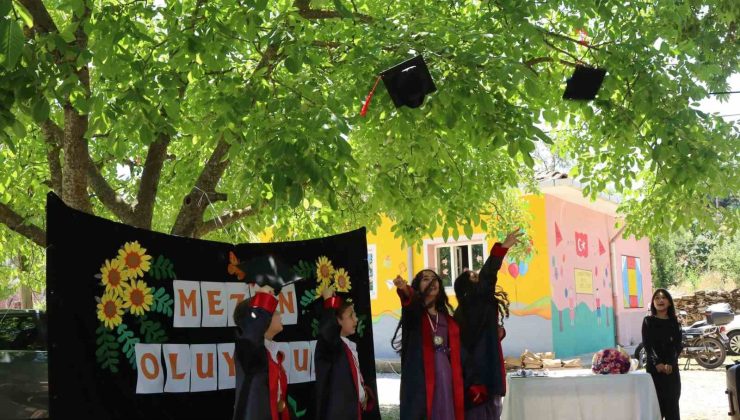 Tek öğretmenli okulun öğrencileri mezuniyet sevinci yaşadı