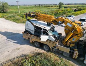Yolcu treni hemzemin geçitte sıkışan kamyoneti yaklaşık 200 metre sürükledi