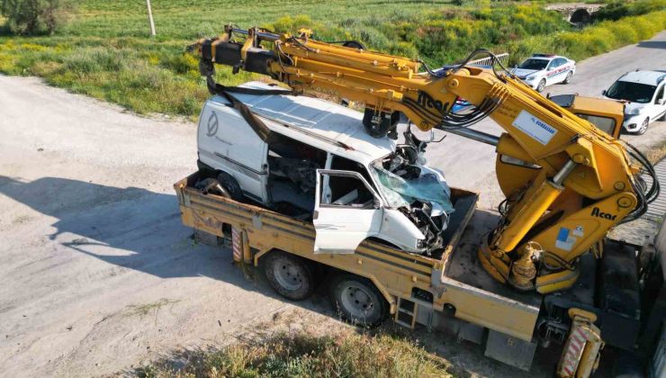 Yolcu treni hemzemin geçitte sıkışan kamyoneti yaklaşık 200 metre sürükledi