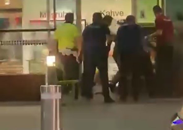 Adnan Menderes Havalimanında hareketli anlar: 4 polis bıçaklandı
