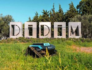 Çim biçme robotunun ilk saha denemesine katıldı