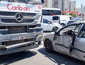 Beton mikseri ile otomobil çarpıştı: 2 yaralı