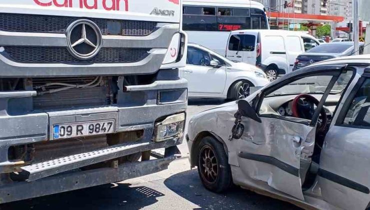 Beton mikseri ile otomobil çarpıştı: 2 yaralı