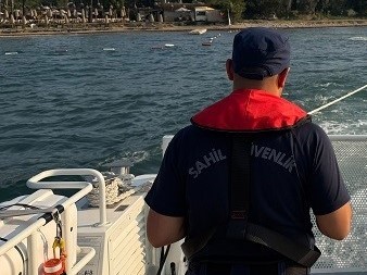 Deniz yatağı ile sürüklenen şahısları sahil güvelik kurtardı