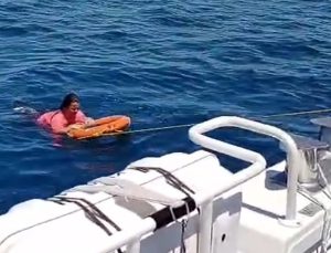 Denizde açığa sürüklenen kadın, deniz polisi tarafından kurtarıldı
