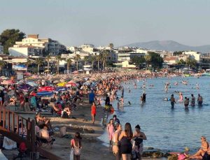 Didim sahillerini tatilciler doldurdu