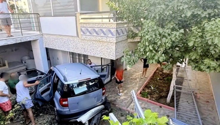 Didim’de araç evin bahçesine uçtu