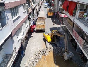 Efeler’de yol yenileme çalışmaları hız kesmiyor