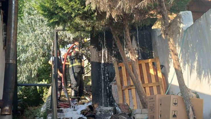 Evin hurdalık bölümünde çıkan yangın ekipleri harekete geçirdi