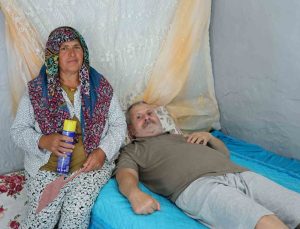 Felçli eşinin rahat etmesi için başında sinek nöbeti tutuyor