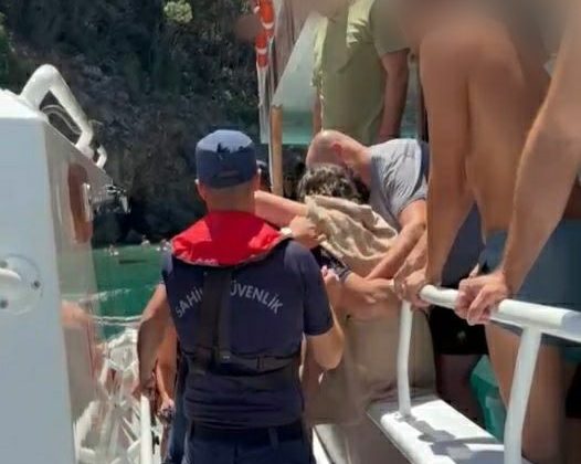 Gezi teknesinde rahatsızlanan çocuğa sahil güvenlik yardımı