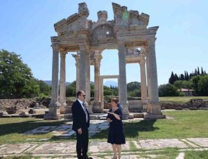Kaymakam Battal, Afrodisias’taki çalışmaları inceledi