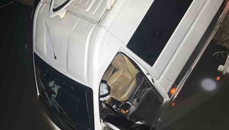 Kontrolden çıkan yolcu minibüsü dereye uçtu