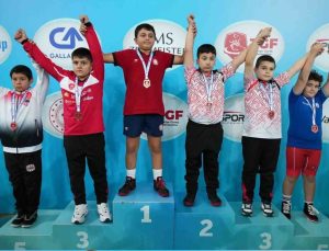 Kuşadalı minik güreşçiler şampiyonadan başarıyla döndü