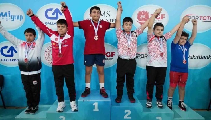 Kuşadalı minik güreşçiler şampiyonadan başarıyla döndü