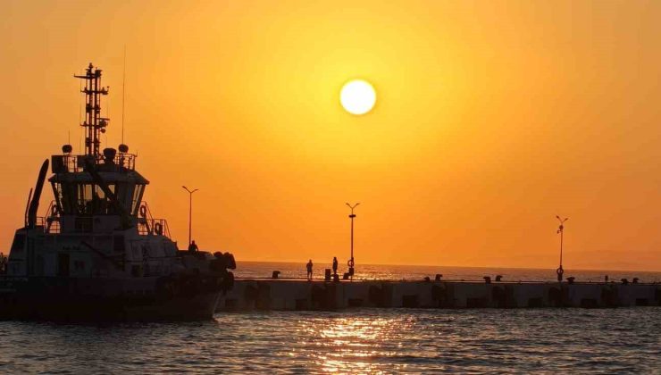 Kuşadası, gün batımında kızıla boyanıyor