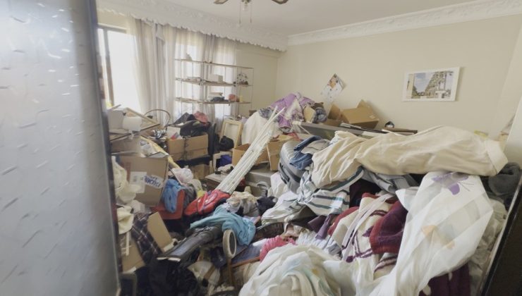 Kuşadası’nda çöp evden 2,3 ton atık çıkarıldı