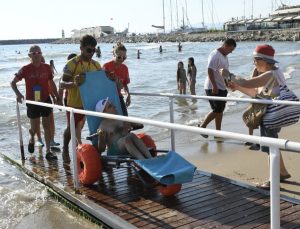 Kuşadası’nda engelsiz plaj uygulamasıyla deniz keyfi herkes için erişilebilir oldu