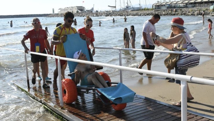 Kuşadası’nda engelsiz plaj uygulamasıyla deniz keyfi herkes için erişilebilir oldu