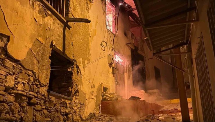 Kuşadası’nda gece yarısı korkutan yangın: Yanlış parklar itfaiyeyi geciktirdi
