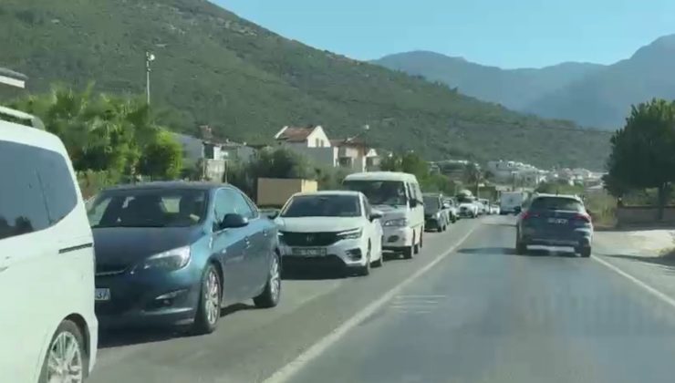 Kuşadası’nda milli park dönüşü yoğunluğu oluştu