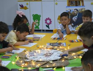 Kuşadası’nda minikler yaz tatilinde sanatla gelişiyor