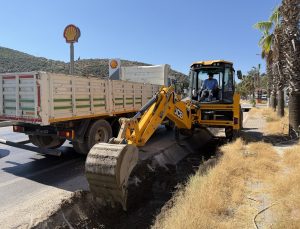 Kuşadası’nda su kanallarının bakım ve temizlik çalışması devam ediyor