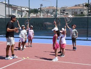 Kuşadası’nda ücretsiz Yaz Spor Okulları kapılarını açtı