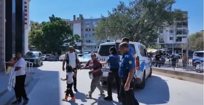 Kuşadası’nda zabıta memurunu darbeden 2 kadın dilenci tutuklandı